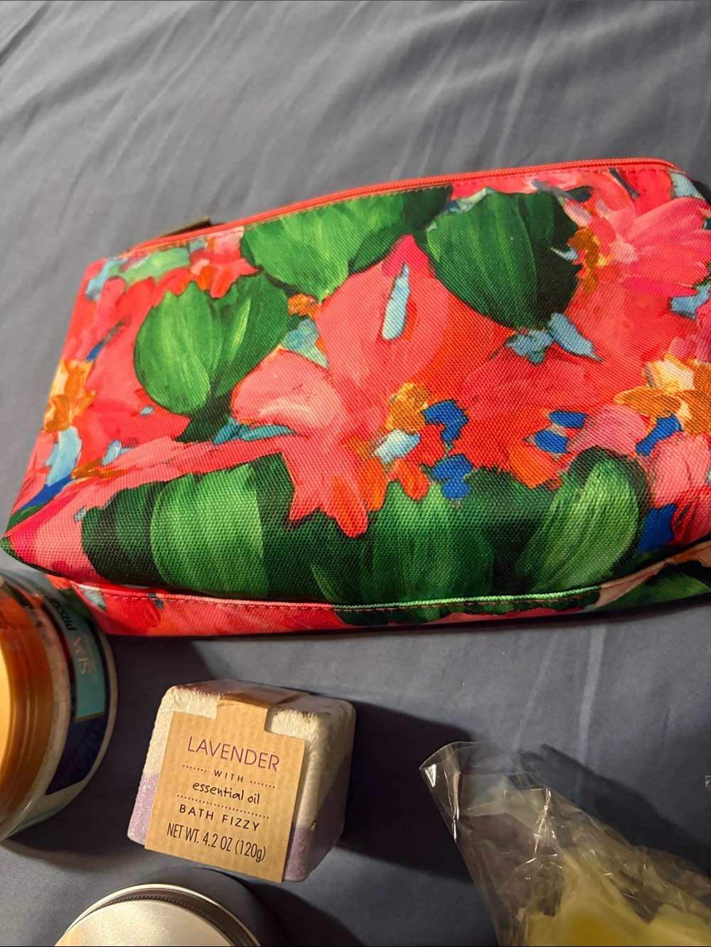 Pink Clinique Cosmetic Bag with bath fuzzy, scrub, lotion bar, shampoo and soap - Picture 14 of 16
